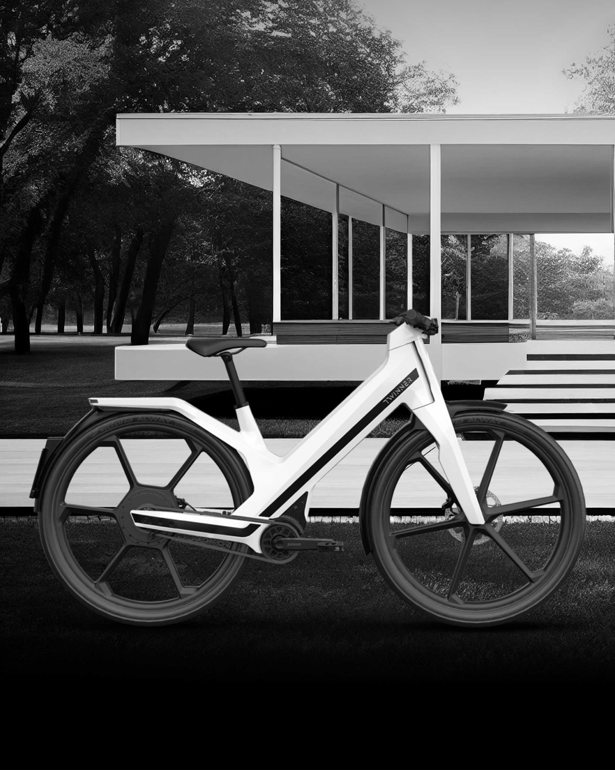 Twinner E-Bike weiss, parkiert vor Design Haus